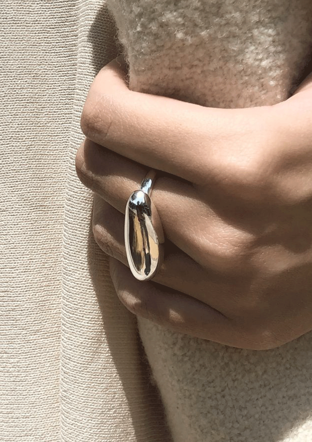 COMMON MUSE INES ELONGATED RING