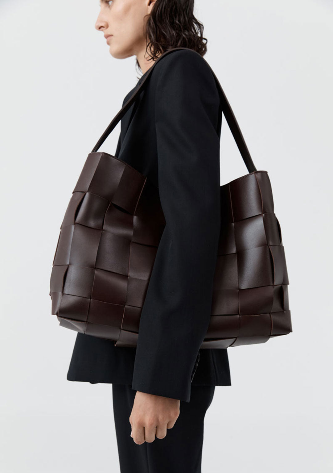 ST AGNI WOVEN ENVELOPE LARGE TOTE BAG CHOCOLATE