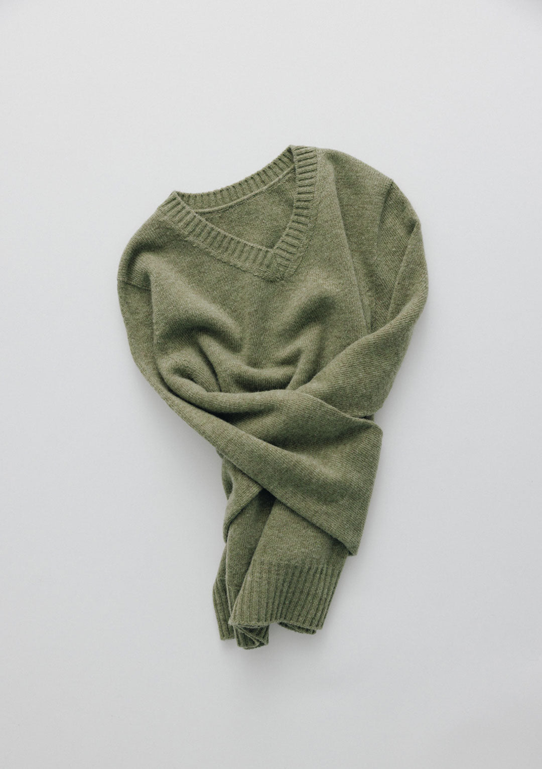 NOTHING WRITTEN MARSH V-NECK PULLOVER HERB SAGE
