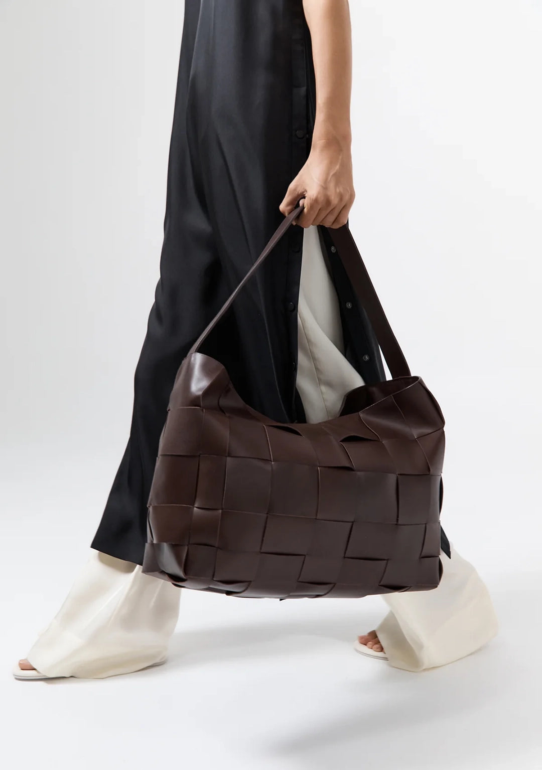 ST AGNI WOVEN ENVELOPE LARGE TOTE BAG CHOCOLATE