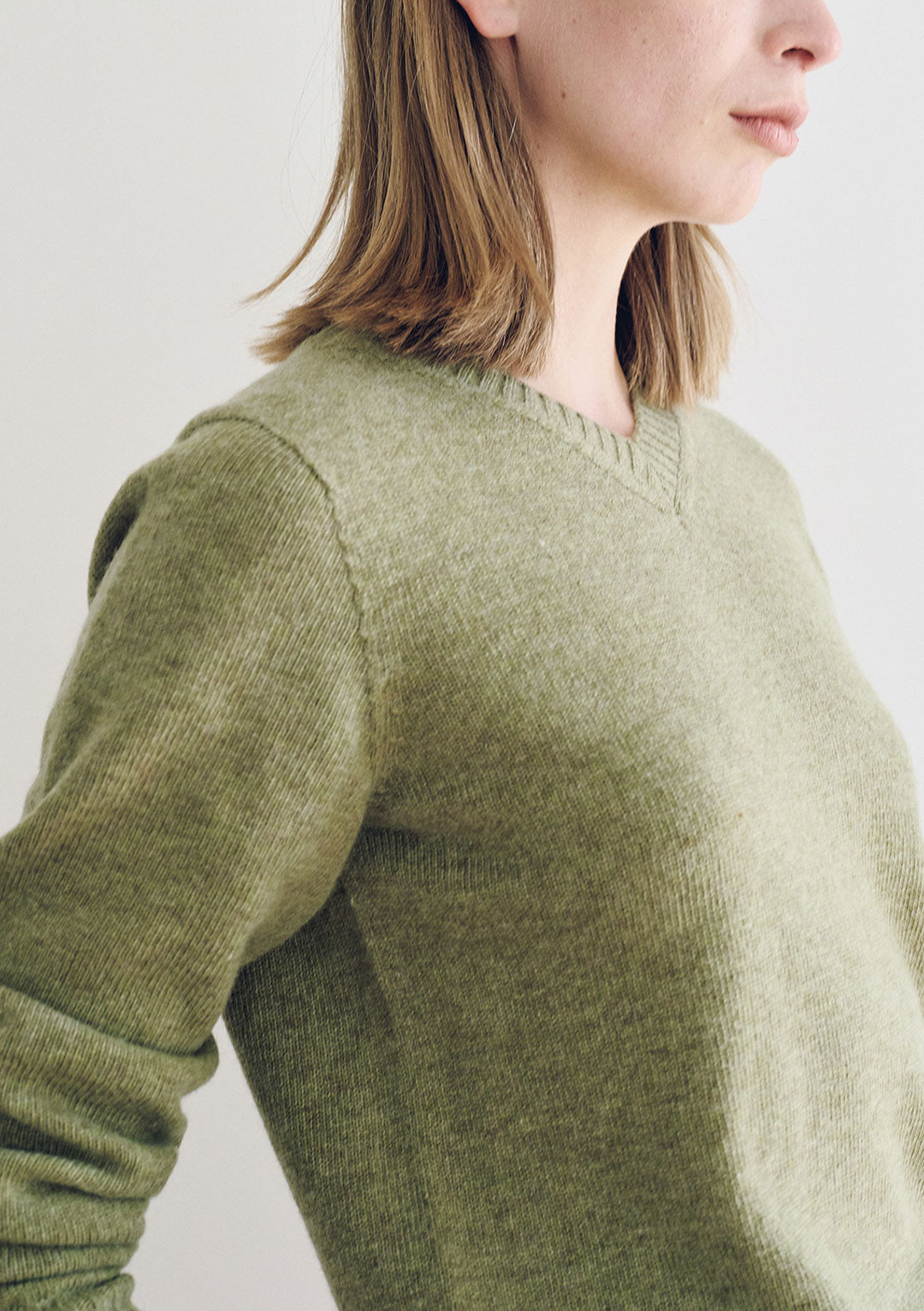 NOTHING WRITTEN MARSH V-NECK PULLOVER HERB SAGE