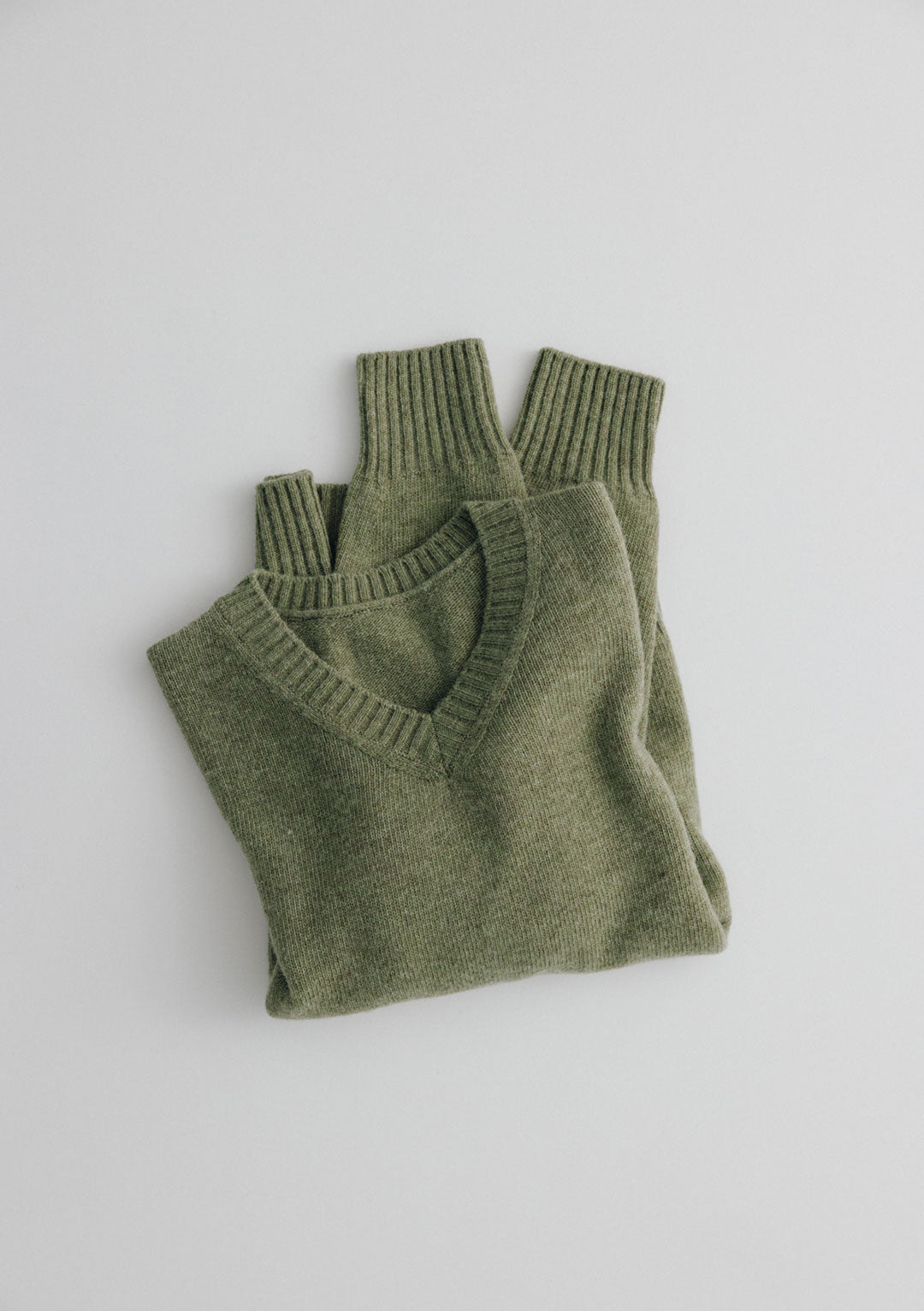 NOTHING WRITTEN MARSH V-NECK PULLOVER HERB SAGE
