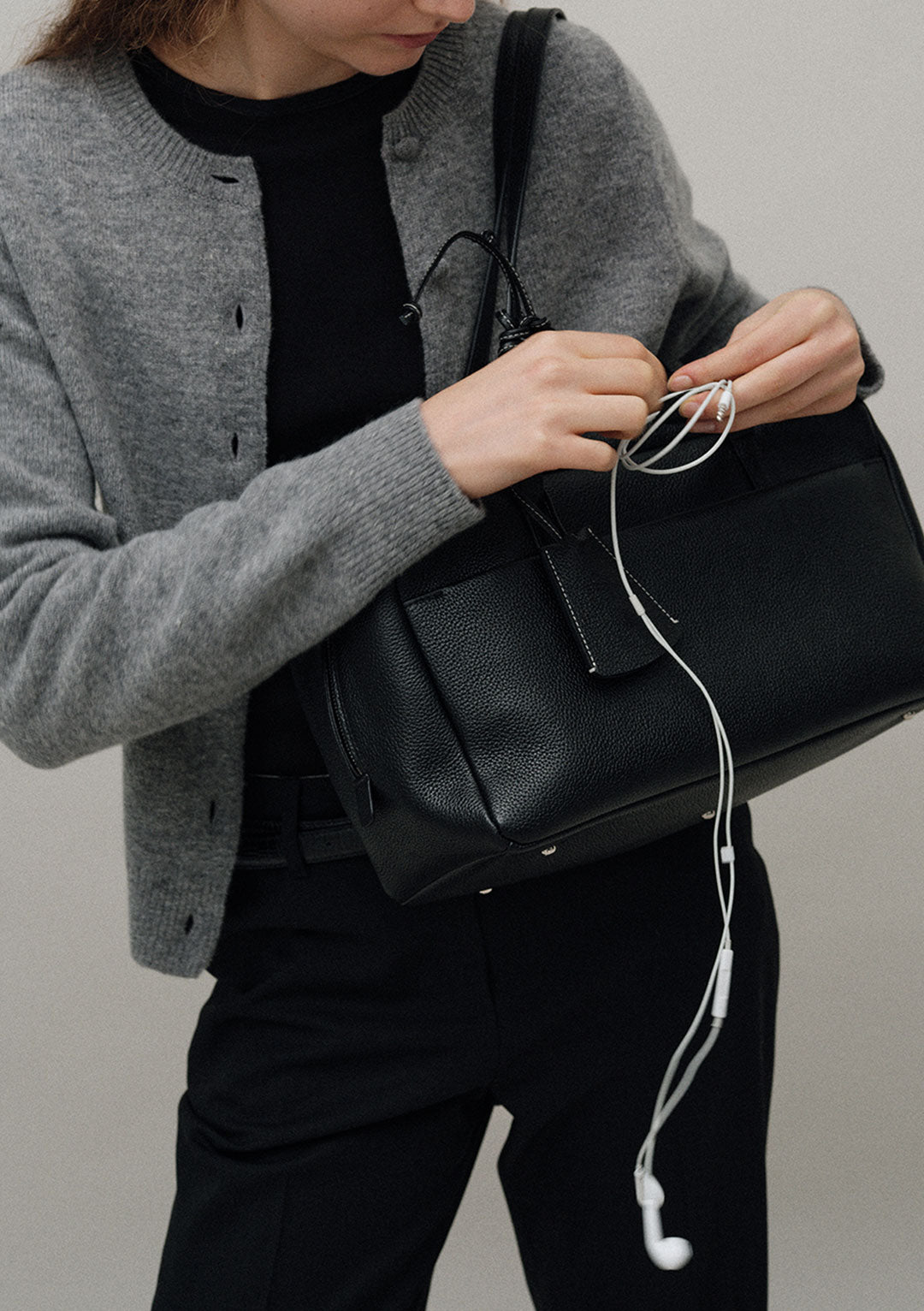 NOTHING WRITTEN POCKET SHOULDER BAG BLACK