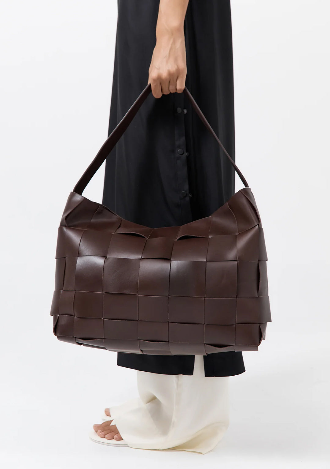 ST AGNI WOVEN ENVELOPE LARGE TOTE BAG CHOCOLATE