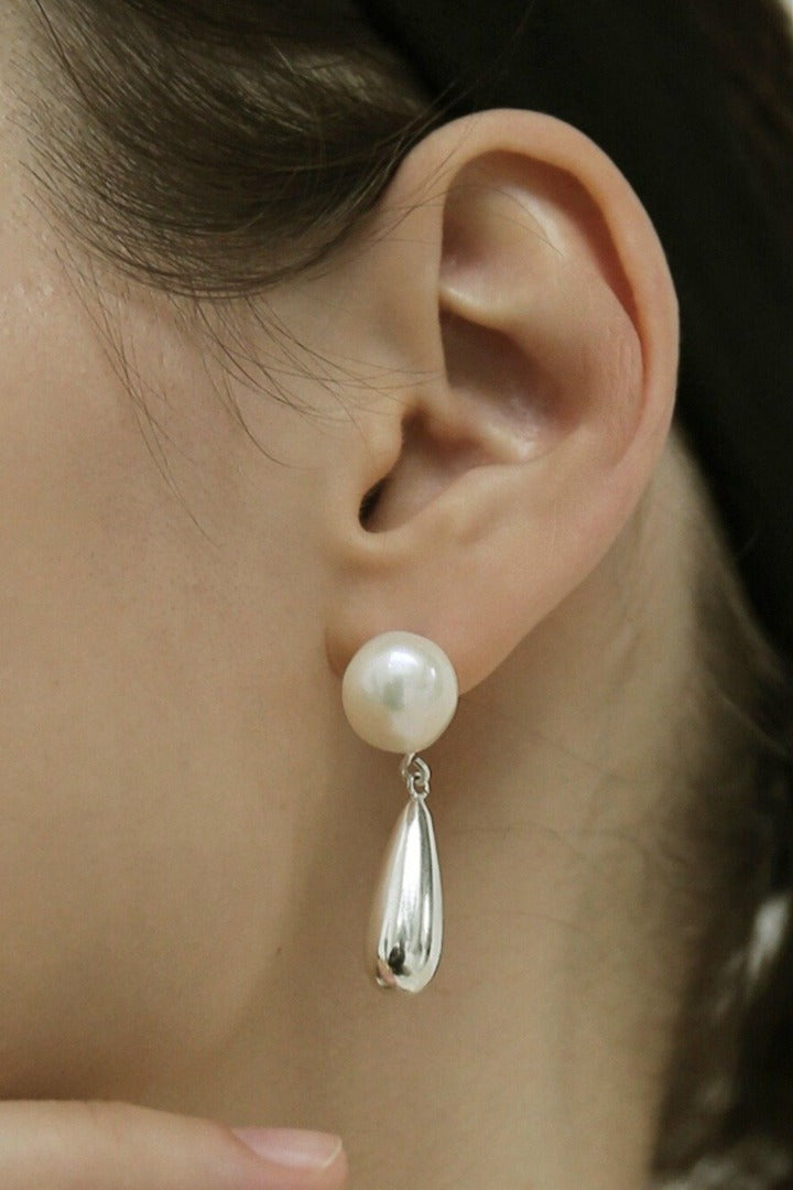 ASTRE PEARL DROP EARRING