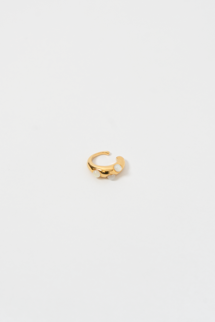 G.GRUMPY PEARL EAR CUFF